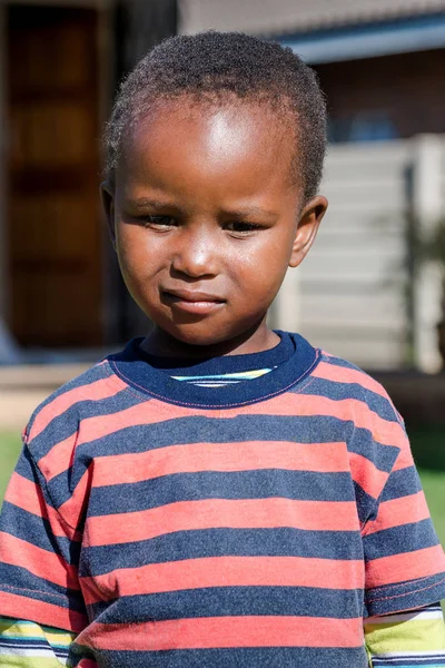 Petit Garçon Sud Africain Tient Dans Cour — Photo