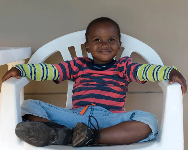 Petit Garçon Sud Africain Est Assis Sur Une Chaise Plastique — Photo