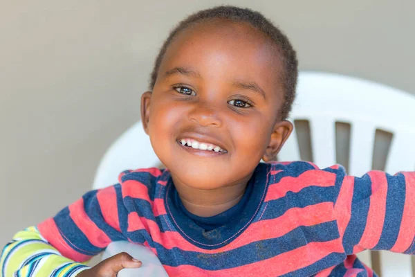 Niño Sudáfrica Está Sentado Una Silla Plástico Blanca —  Fotos de Stock