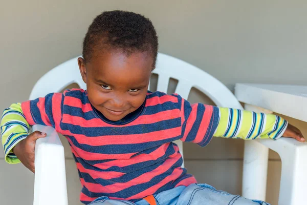 Niño Sudáfrica Está Sentado Una Silla Plástico Blanca —  Fotos de Stock