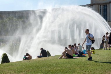 Paris sıcak ve insanlar havuzda Fountain önünde Eyfel Kulesi, Paris, Fransa, 2 Ağustos 2018 üzerinde yüzüyor.