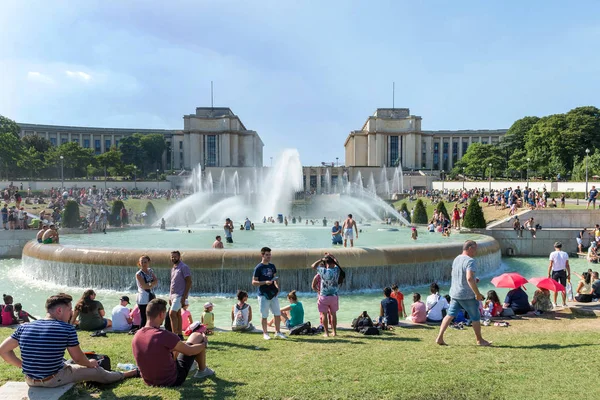 Paryż Jest Gorąco Ludzie Pływanie Basenie Fontanny Naprzeciwko Wieży Eiffel — Zdjęcie stockowe