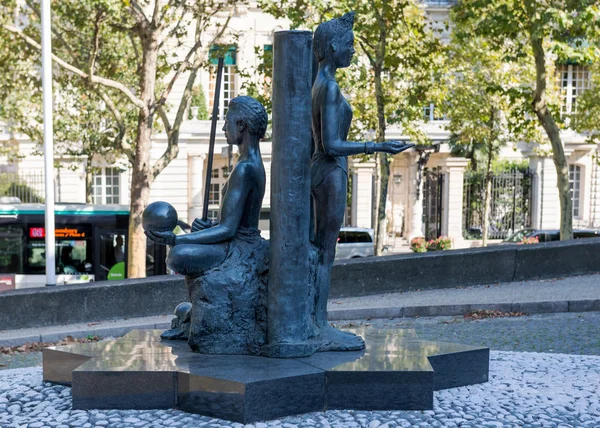 Skulptur Man Och Kvinna Framför Socialekologisk Ekonomiska Rådet Paris Frankrike — Stockfoto