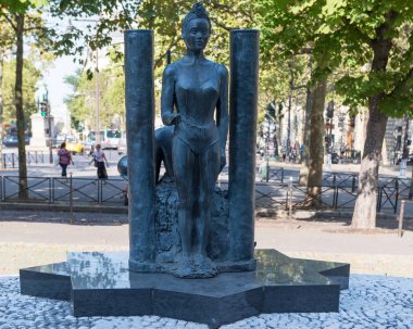 Heykel bir erkek ve bir kadının sosyo-ekolojik Ekonomi Konseyi önünde. Paris. Fransa. 2 Ağustos 2018.