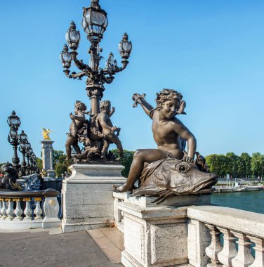 Heykeller Alexander III Köprüsü. Paris. Fransa. 2 Ağustos 2018.