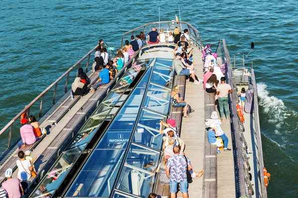 Ausflugsboot Mit Menschen Die Auf Der Seine Segeln Paris Frankreich — Stockfoto