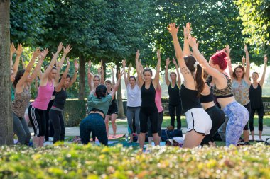 Louvre 'da yoga dersleri. Paris. Fransa. 2 Ağustos 2018.
