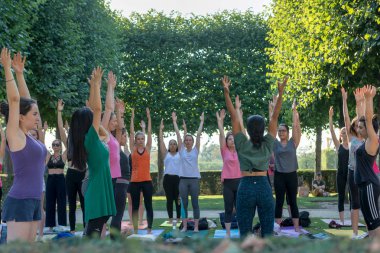 Louvre 'da yoga dersleri. Paris. Fransa. 2 Ağustos 2018.