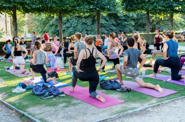 Louvre 'da yoga dersleri. Paris. Fransa. 2 Ağustos 2018.