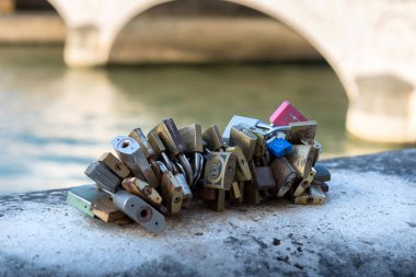 Köprüde seven çiftler kilitleri. Paris. Fransa.