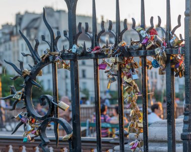 Çitin üzerinde sevgi dolu çiftler kilitleri. Paris. Fransa.