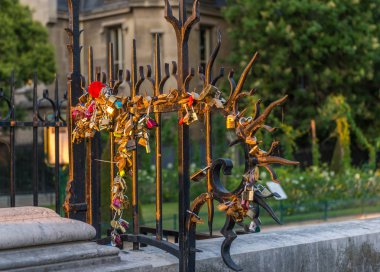 Çitin üzerinde sevgi dolu çiftler kilitleri. Paris. Fransa.