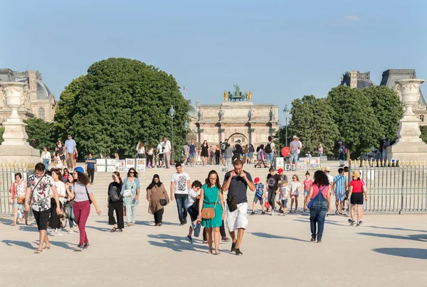 Tourists Residents Paris Park Louvre Paris France August 2018 — Stock Photo, Image