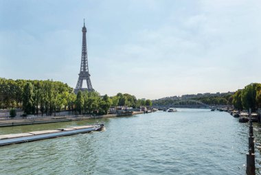 İnsanlarla Seine Nehri üzerinde yelken tekne zevk. Paris. Fransa. 2 Ağustos 2018.