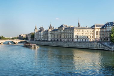 İnsanlarla Seine Nehri üzerinde yelken tekne zevk. Paris. Fransa. 2 Ağustos 2018.
