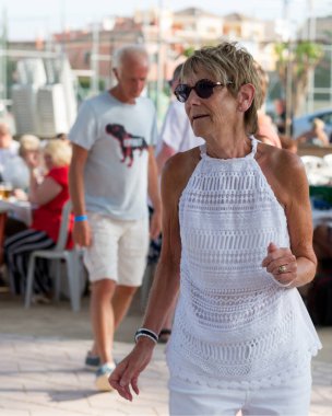 Kanserle mücadele için para toplamak için bir hayır müzik festivaline katılanlar 