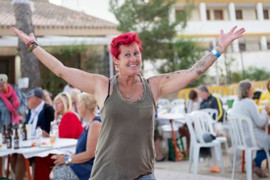 Kanserle mücadele için para toplamak için bir hayır müzik festivaline katılanlar 