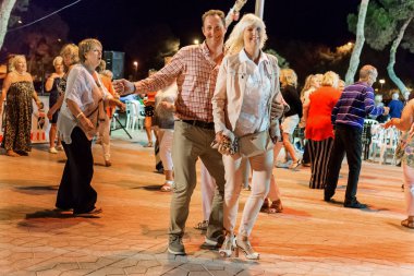 Kanserle mücadele için para toplamak için bir hayır müzik festivaline katılanlar 