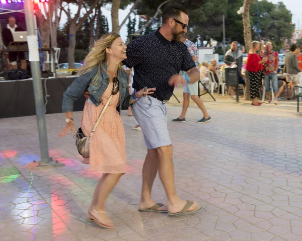 Kanserle Mücadele Için Para Toplamak Için Bir Hayır Müzik Festivaline — Stok fotoğraf