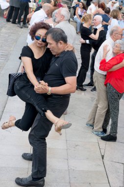 Paris'teki Seine Nehri'nin kıyısında dans eden yaşlı insanlar. 10 Ağustos 2019 Paris, Fransa. 