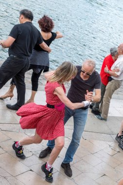 Paris'teki Seine Nehri'nin kıyısında dans eden yaşlı insanlar. 10 Ağustos 2019 Paris, Fransa. 