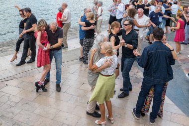 Paris'teki Seine Nehri'nin kıyısında dans eden yaşlı insanlar. 10 Ağustos 2019 Paris, Fransa. 