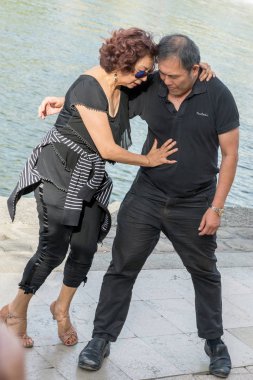 Paris'teki Seine Nehri'nin kıyısında dans eden yaşlı insanlar. 10 Ağustos 2019 Paris, Fransa. 