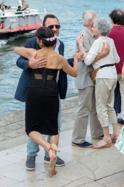Paris'teki Seine Nehri'nin kıyısında dans eden yaşlı insanlar. 10 Ağustos 2019 Paris, Fransa. 