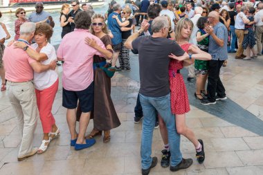 Paris'teki Seine Nehri'nin kıyısında dans eden yaşlı insanlar. 10 Ağustos 2019 Paris, Fransa. 