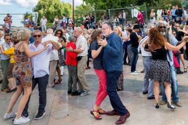 Paris'teki Seine Nehri'nin kıyısında dans eden yaşlı insanlar. 10 Ağustos 2019 Paris, Fransa. 