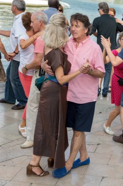 Paris'teki Seine Nehri'nin kıyısında dans eden yaşlı insanlar. 10 Ağustos 2019 Paris, Fransa. 