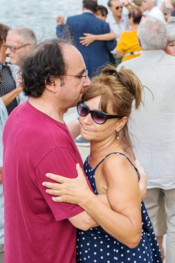 Paris'teki Seine Nehri'nin kıyısında dans eden yaşlı insanlar. 10 Ağustos 2019 Paris, Fransa. 