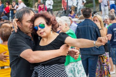 Paris'teki Seine Nehri'nin kıyısında dans eden yaşlı insanlar. 10 Ağustos 2019 Paris, Fransa. 
