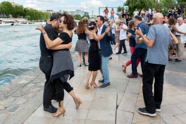 Paris'teki Seine Nehri'nin kıyısında dans eden yaşlı insanlar. 10 Ağustos 2019 Paris, Fransa. 