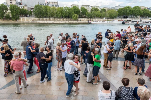 Pareja Personas Mayores Bailan Orillas Del Río Sena París Agosto — Foto de Stock