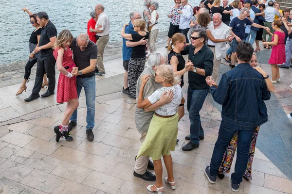 Paris'teki Seine Nehri'nin kıyısında dans eden yaşlı insanlar. 10 Ağustos 2019 Paris, Fransa. 