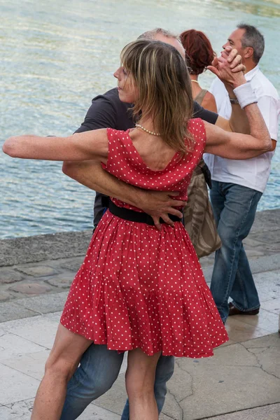 Paris'teki Seine Nehri'nin kıyısında dans eden yaşlı insanlar. 10 Ağustos 2019 Paris, Fransa. 