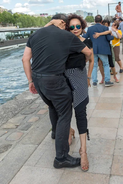 Pareja Personas Mayores Bailan Orillas Del Río Sena París Agosto — Foto de Stock