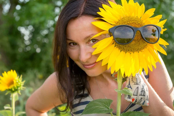 Žena Slunečnice Brýlích Ukrajina Července 2019 — Stock fotografie