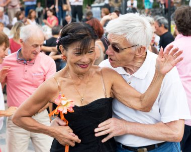Paris'teki Seine Nehri'nin kıyısında dans eden yaşlı insanlar. 10 Ağustos 2019 Paris, Fransa. 