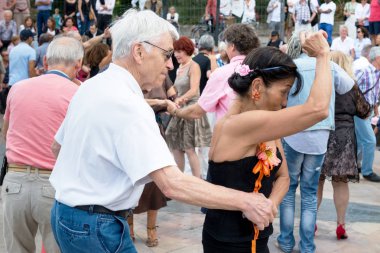 Paris'teki Seine Nehri'nin kıyısında dans eden yaşlı insanlar. 10 Ağustos 2019 Paris, Fransa. 