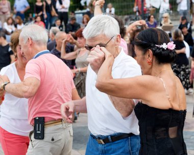 Paris'teki Seine Nehri'nin kıyısında dans eden yaşlı insanlar. 10 Ağustos 2019 Paris, Fransa. 