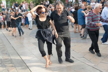 Paris'teki Seine Nehri'nin kıyısında dans eden yaşlı insanlar. 10 Ağustos 2019 Paris, Fransa. 