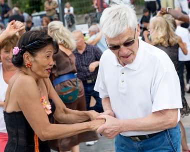 Paris'teki Seine Nehri'nin kıyısında dans eden yaşlı insanlar. 10 Ağustos 2019 Paris, Fransa. 