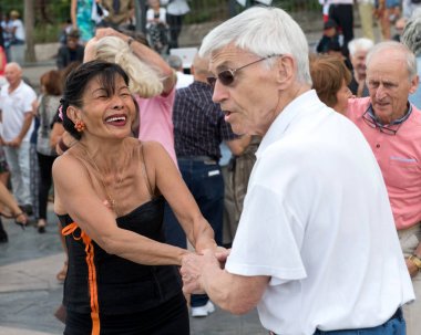 Paris'teki Seine Nehri'nin kıyısında dans eden yaşlı insanlar. 10 Ağustos 2019 Paris, Fransa. 