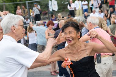 Paris'teki Seine Nehri'nin kıyısında dans eden yaşlı insanlar. 10 Ağustos 2019 Paris, Fransa. 