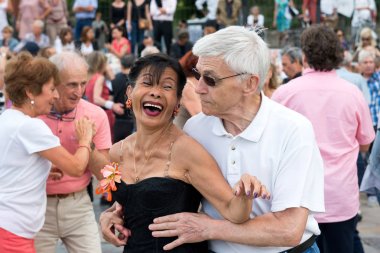 Paris'teki Seine Nehri'nin kıyısında dans eden yaşlı insanlar. 10 Ağustos 2019 Paris, Fransa. 