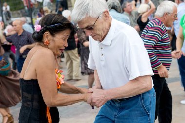 Paris'teki Seine Nehri'nin kıyısında dans eden yaşlı insanlar. 10 Ağustos 2019 Paris, Fransa. 