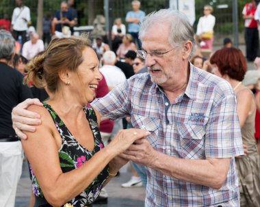 Paris'teki Seine Nehri'nin kıyısında dans eden yaşlı insanlar. 10 Ağustos 2019 Paris, Fransa. 