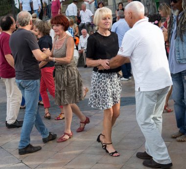 Paris'teki Seine Nehri'nin kıyısında dans eden yaşlı insanlar. 10 Ağustos 2019 Paris, Fransa. 